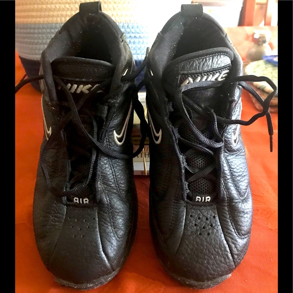 EUC, minimal wear. Men’s black size 9 NIKE AIR Flight Mid rise Basketball shoes.